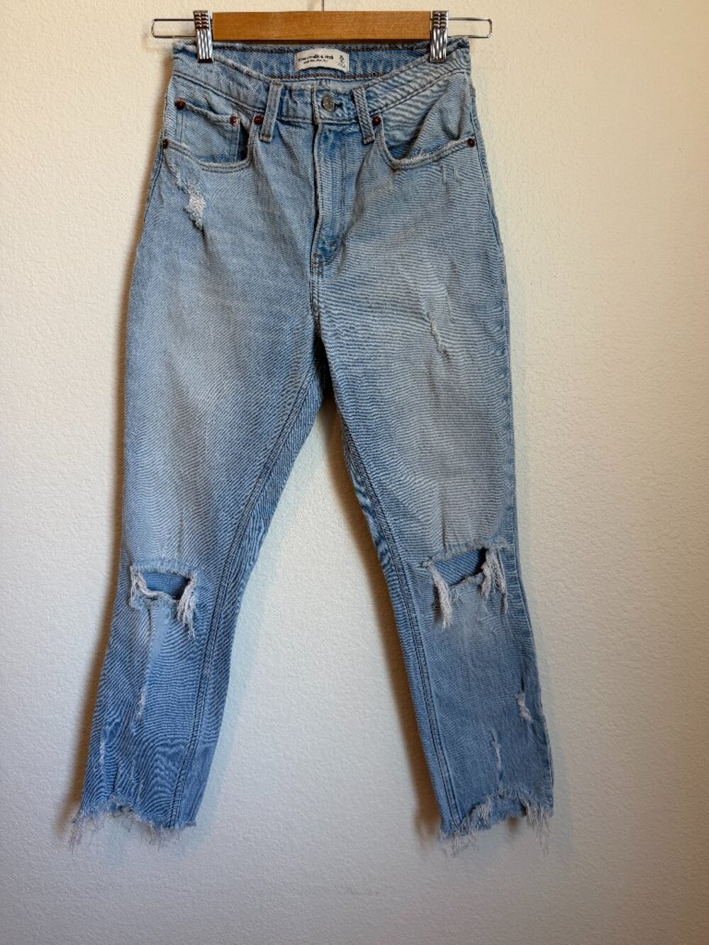 Abercrombie High Rise Mom Jean Light Wash Distressed Raw Hem 25/0R - Picture 2 of 8